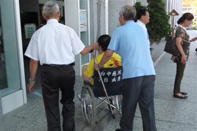 中秋送暖 醫療團隊探望四位犯保協會個案