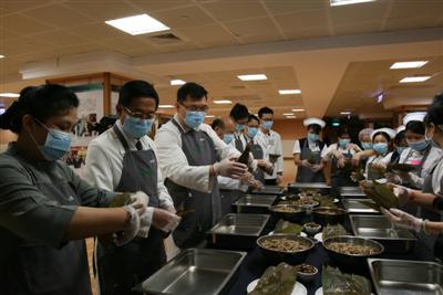 包粽慶端午 情繫法親關懷戶 慈院醫療團隊做慈善 分送祝福