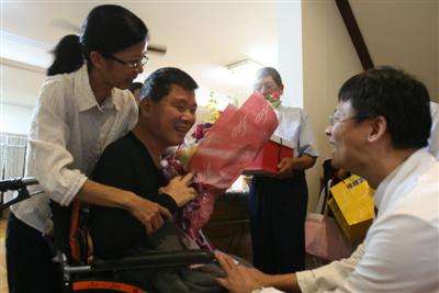 醫療團隊往診關懷法親 鼓舞病患與家屬