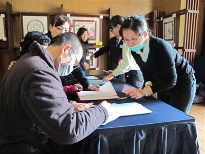 臺中慈院團隊參與發放圍爐提供健康諮詢