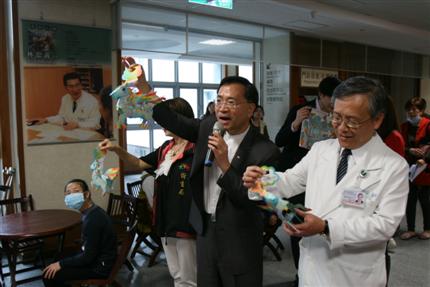 臺中市蔡炳坤副市長蒞院 「馬」年提燈送兒童