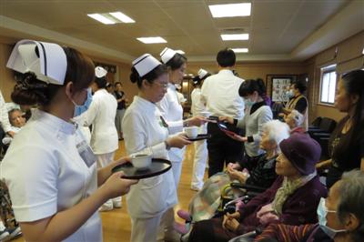 護師節關懷護理之家 「媽媽的那雙手」賺人熱淚