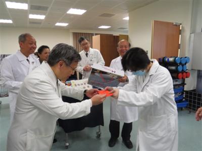 院長親送藥師、醫檢師禮物 同仁溫暖滿懷