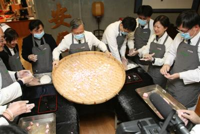 搓湯圓慶賀入厝 臺中慈濟護理之家喜氣洋洋