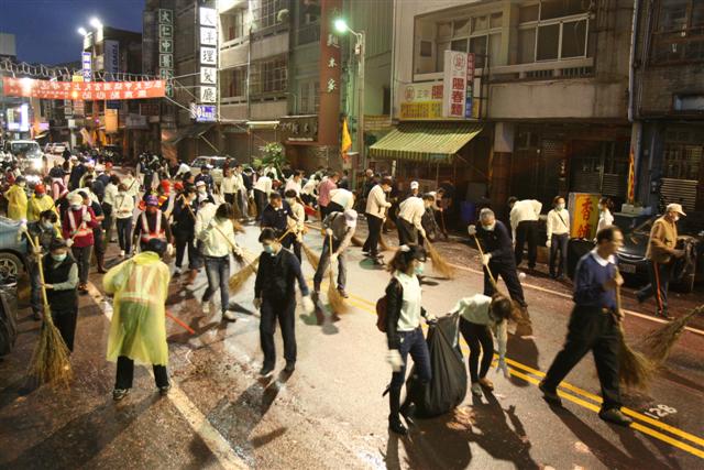 大甲媽祖起駕遶境 慈院同仁參與打掃做環保