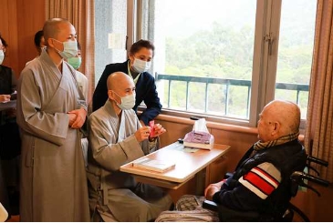 精舍師父關懷法親送愛 搓湯圓慶心田聯絡處啟用