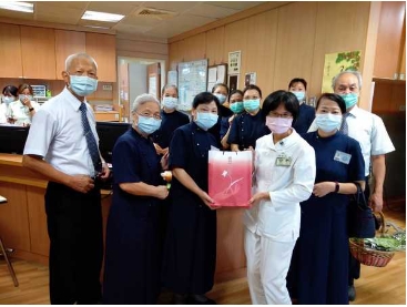 秋分日懿德家聚提前慶中秋同仁與爸媽互送祝福
