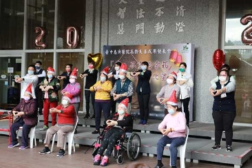 高齡友善首次戶外成果發表 疫情戒慎、虔誠祝福
