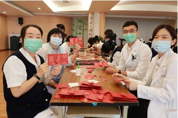 手做福慧紅包知感恩 揪團接棒付出傳心意