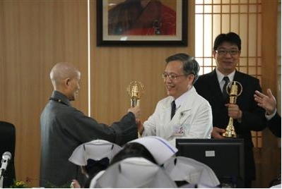 醫療簡報篇篇亮眼 上人勉「由我做起」