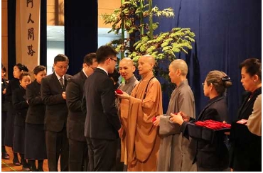 臺中慈院歲末祝福 逾千人體解行願半世紀