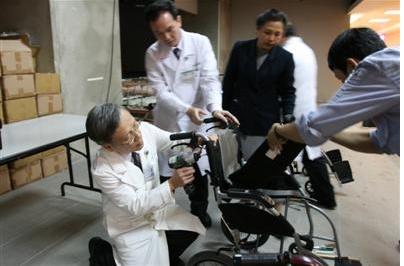 送輪椅、體驗打掃 臺中慈院溫暖過醫師節