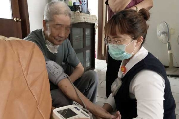 醫療團隊往診 關懷大陸來臺依親老夫婦