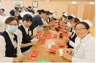 醫護手做福慧紅包 傳遞愛與祝福