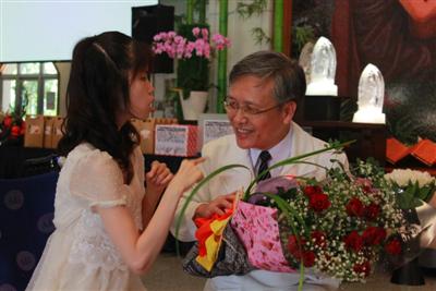 福慧餅、生命畫作募心募愛 醫病攜手送暖 將愛傳出去