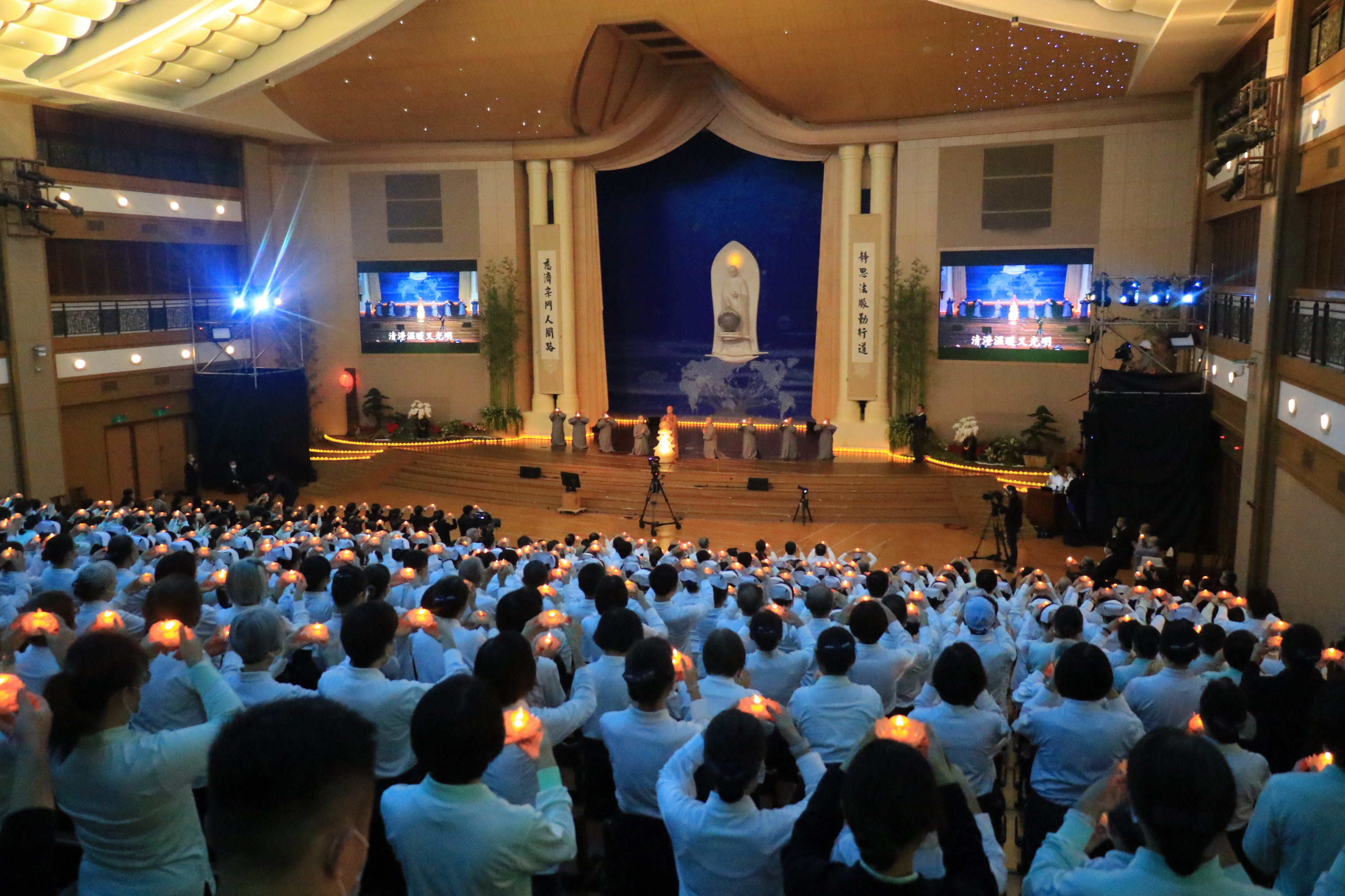 在《祈禱》聲中，千盞心燈匯聚成光海，象徵醫療之愛如琉璃光般清淨無染，照亮世間黑暗角落。
