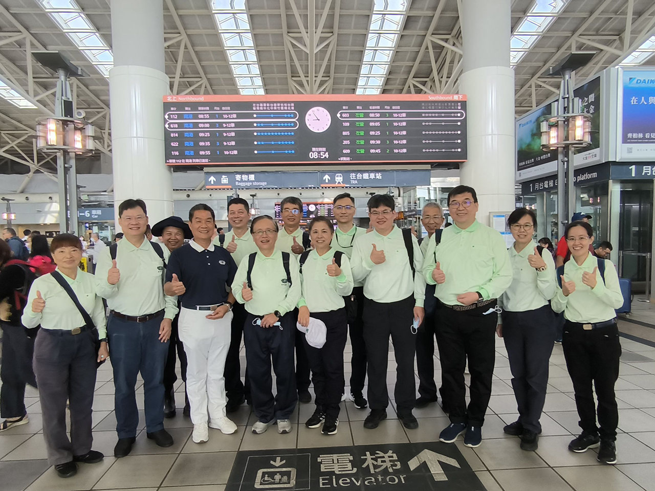 台中慈濟醫院團隊搭乘高鐵到高雄災區安心家訪。