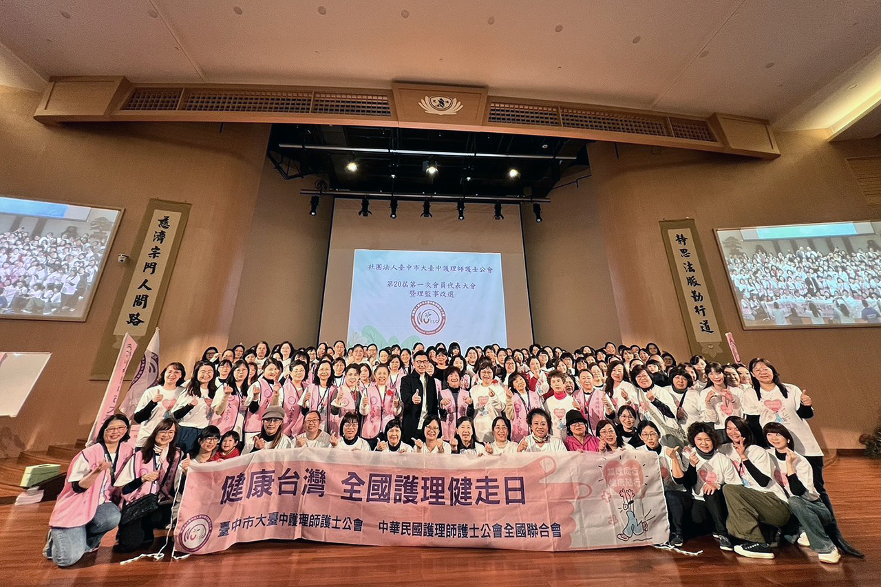 大臺中護理師護士公會舉辦健走活動，立法院副院長江啟臣（中）到場支持，為護理人員加油打氣。
