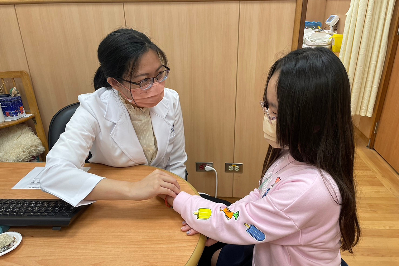 梁醫師提醒家長注意孩子春節後是否出現「開學症候群」。