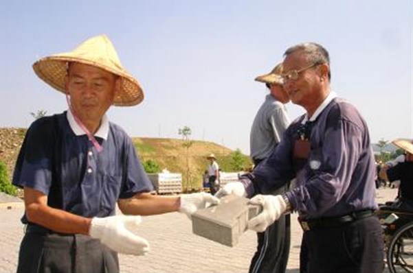 心連心、手連手，鋪出大愛足跡