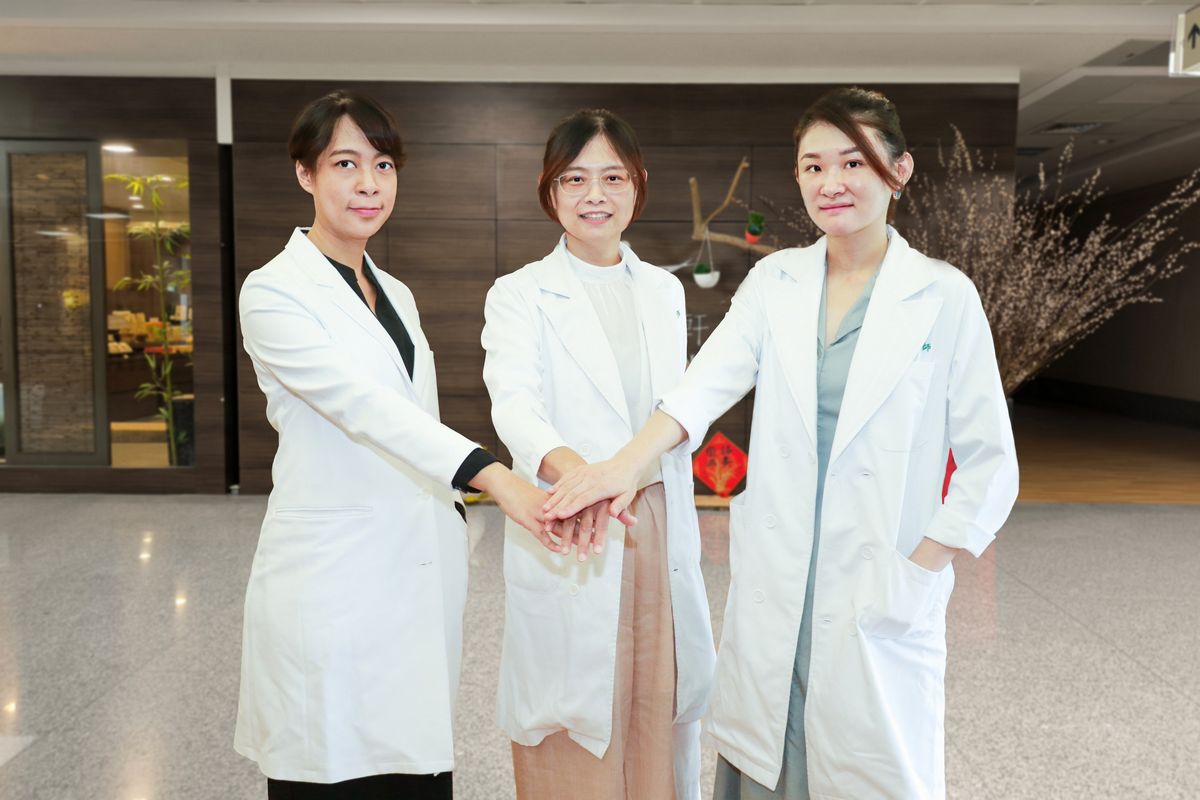 台中慈濟醫院婦產科三位女醫師陳思嘉（左）、鍾佩穎（中）、黃閔暄（右）共同守護女性健康，從孕產照護、婦科疾病到腫瘤治療，形成全方位堅強醫療陣容。