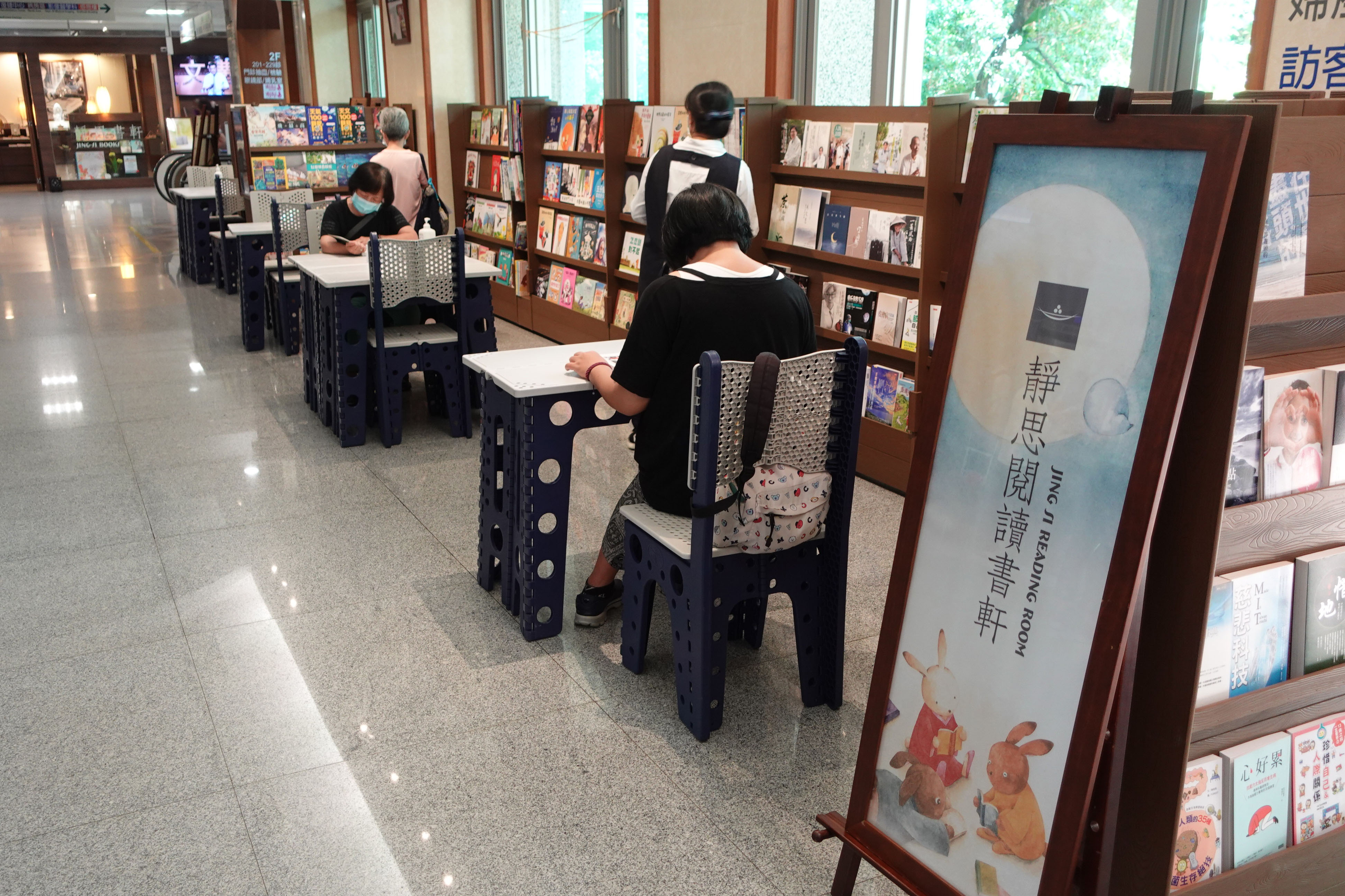 書香靜心靈 台中慈濟醫院行動書軒開展