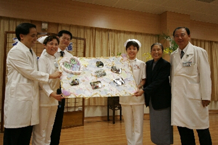 台中慈院同仁親手製作感恩卡片表達謝意。