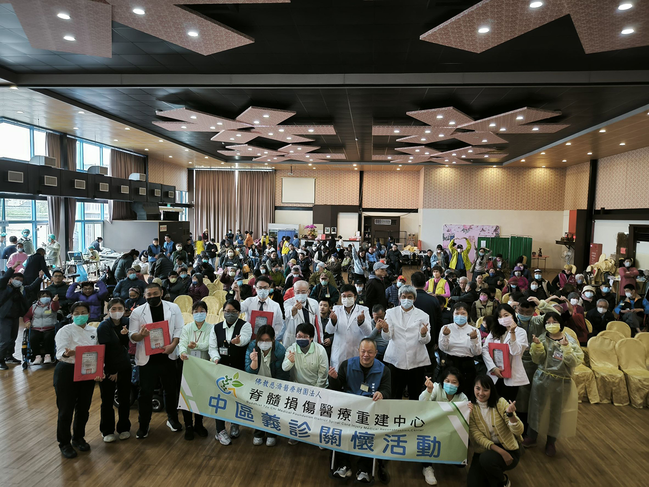 苗栗縣脊髓損傷協會理事長官有文（前排右三）致贈感謝狀與慈濟團隊及傷友合影。
