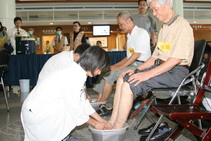 臺中慈濟醫院中醫藥浴給爸爸「健康『足』感心」