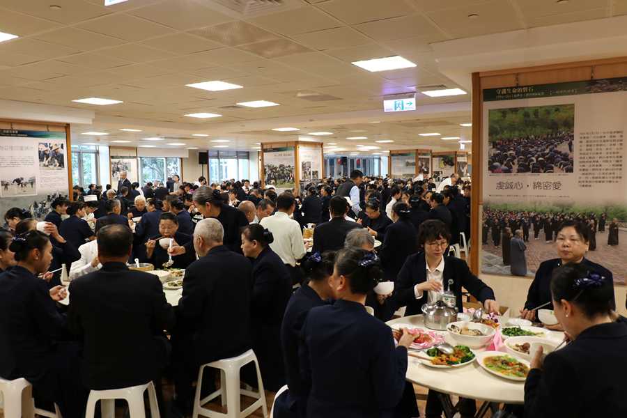 臺中慈濟醫院13日席開百桌，感謝長年付出的九百餘位志工代表。（賴廷翰攝）