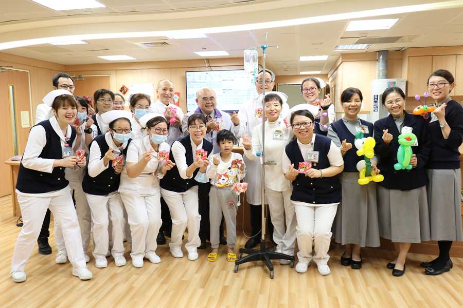 臺中市政府衛生局副局長張瑞麟與臺中慈濟醫院團隊共同關心住院病童留下合影。
