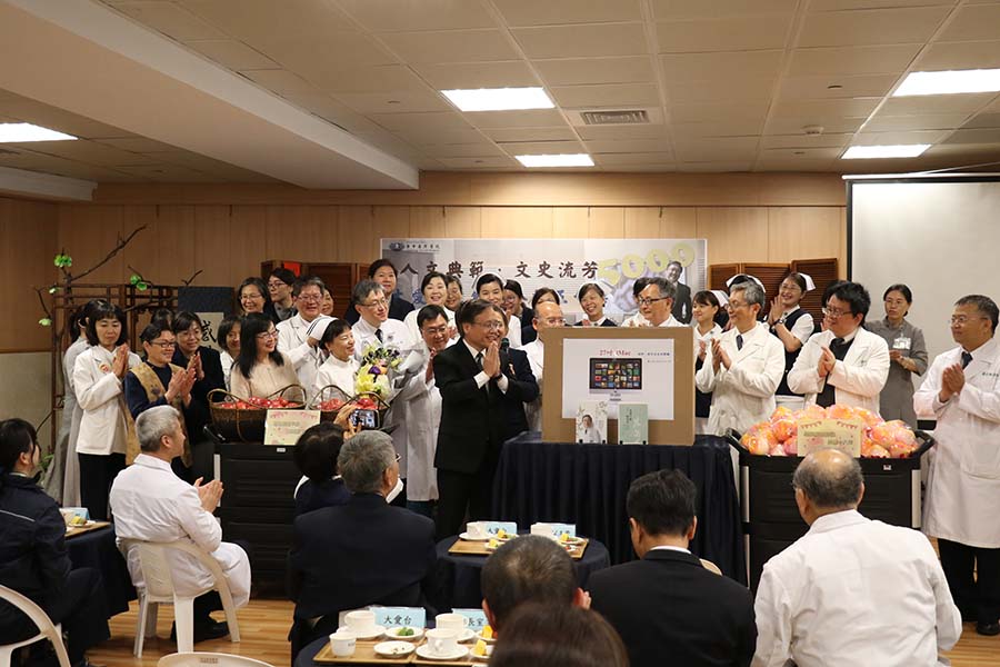 臺中慈濟醫院同仁慶祝簡守信院長錄製《大愛醫生館》滿五千集。