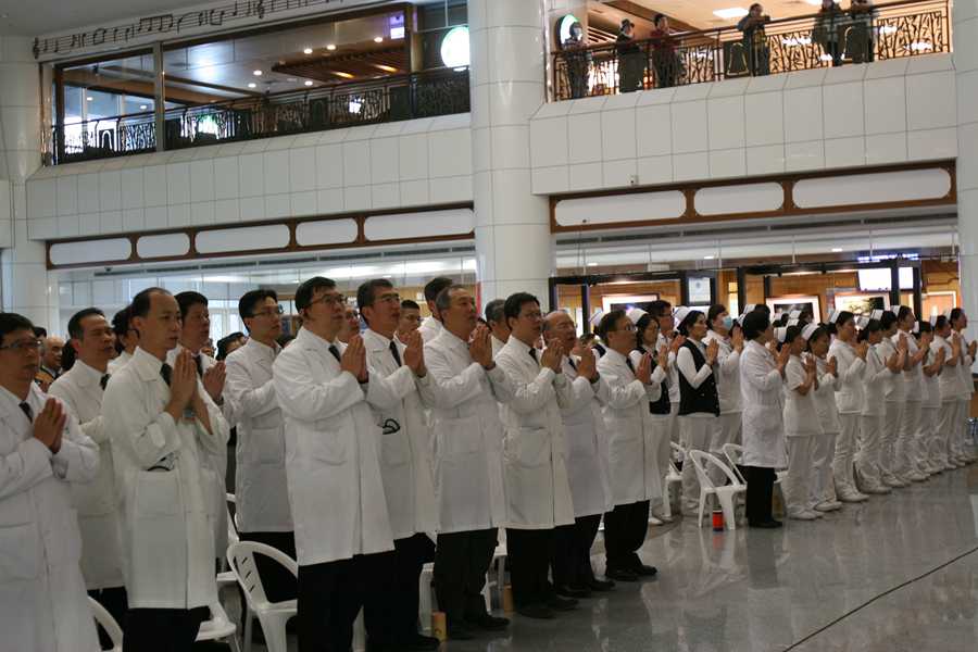 臺中慈濟醫院利用午休時間，為非洲受災人民祈福。