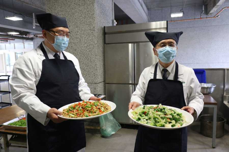 臺中慈濟醫院院長簡守信（右）是一位素食推動者，圖為他與林英超醫師（左）展現素食美味畫面。