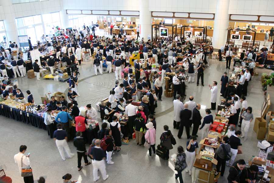 臺中慈濟醫院發起祈願援非惜福會，約30組攤位近500人在大廳募心募愛。