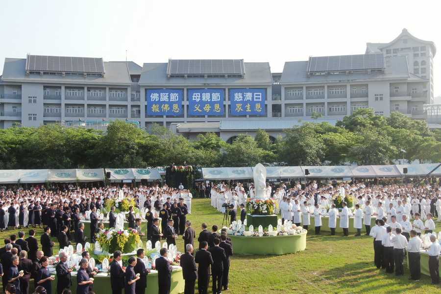 浴佛大典在臺中慈濟醫院第二院區停車場舉辦。（陳榮豐攝）