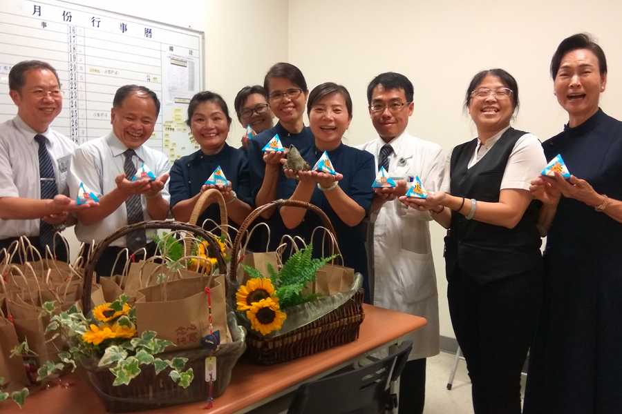 臺中慈濟醫院檢驗科與懿德家族彼此祝福的端午佳節好溫馨。（曾秀英攝）