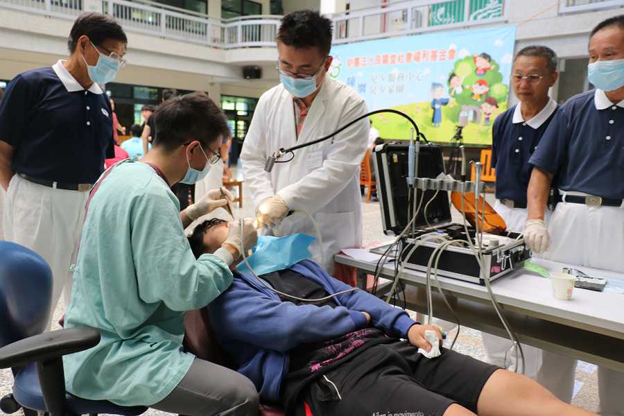 慈濟人醫會牙醫師幫陳綢兒少家園院生洗牙，提醒注意口腔清潔並提早治療。