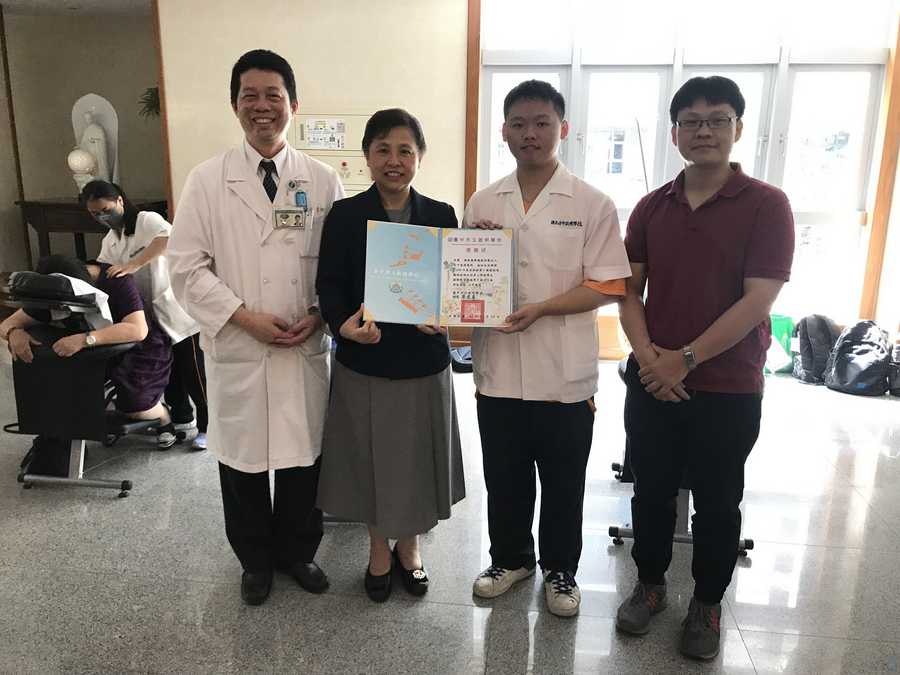 啟明學校致贈感謝狀，感謝臺中慈濟醫院提供場地給學生實習。（馬順德攝）（左起：社區醫學中心陳慶元主任、莊淑婷副院長、黃仁鼎同學、啟明學校實習輔導處主任吳政積）