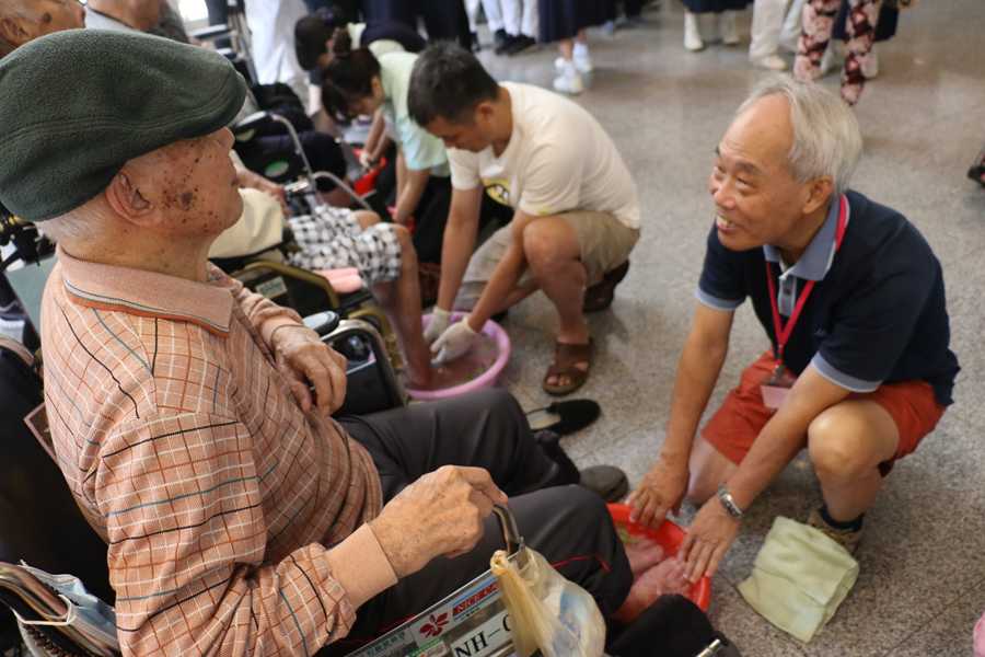 浴足過程中，家人與住民爺爺的距離更近了。