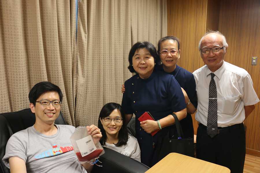 江起陸醫師歷經四小時完成造血幹細胞的收集與慈濟骨捐關懷志工合影。（賴廷翰攝）