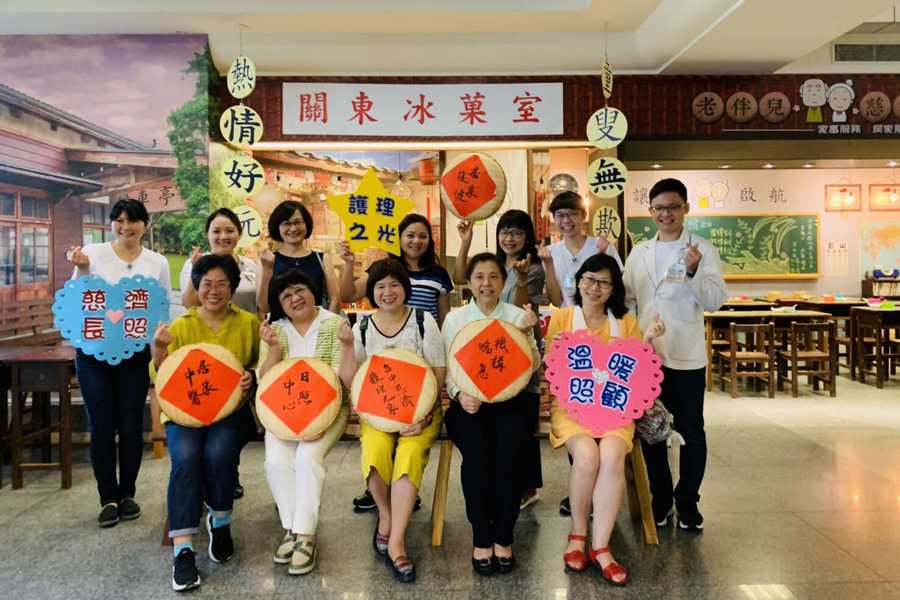 中華民國護理師護士公會全國聯合會長照政策核心小組成員參訪後留下合影。