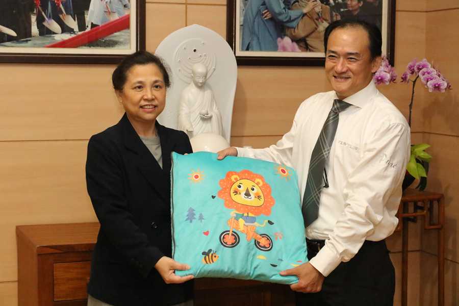 慈濟基金會長照推展中心副召集人莊淑婷(左)代表接受賴正雄先生捐贈（右）防火毯抱枕。