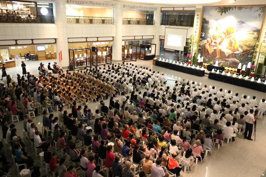 臺中慈濟醫院祈福會吸引逾五百位大眾與同仁共聚善念。