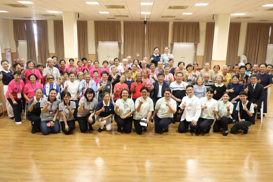 衛生福利部部長陳時中、立法院社福與環衛召集委員立委徐志榮、苗栗縣衛生局長張蕊仙及長照相關單位主管官員與長輩一起合影。