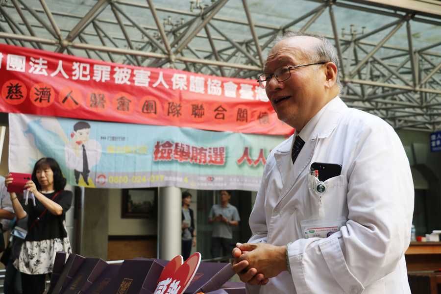 慈濟中區人醫會紀邦杰醫師感恩所有志工付出。（江柏緯攝）
