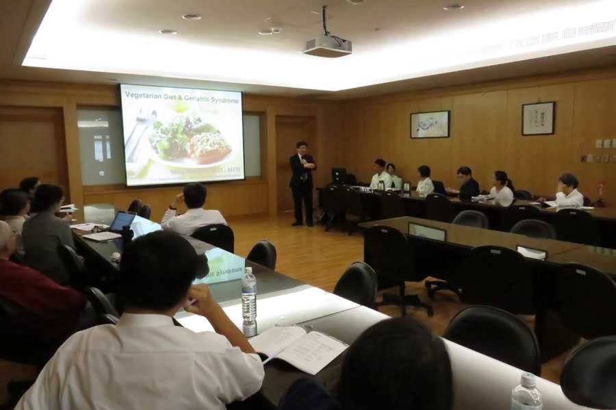 素食研究與營養領域專題研討會場，慈濟醫療志業執行長林俊龍與計畫共同主持人大林慈濟醫院副院長林名男親自與會。（呂榮浩攝）