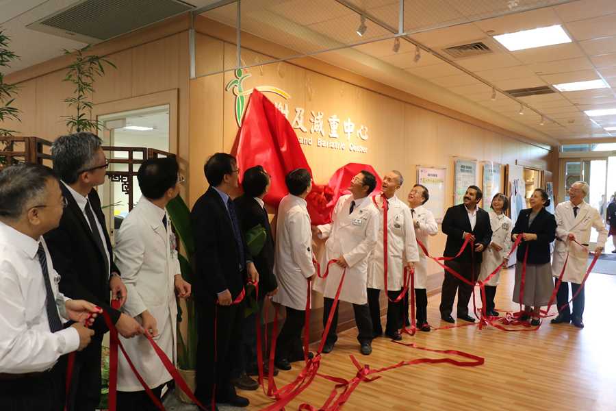 與會貴賓共同揭牌，臺中慈濟醫院代謝及減重中心啟用。
