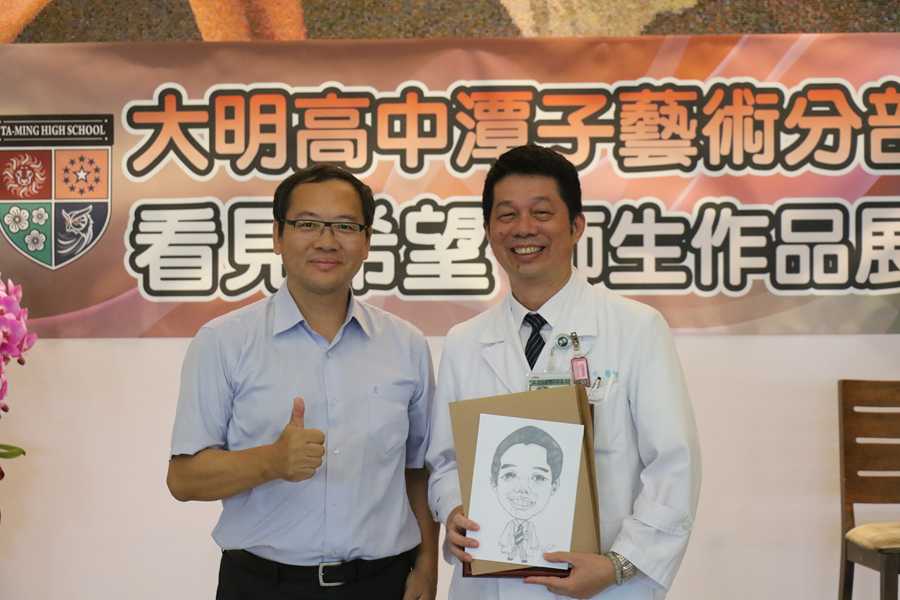 大明高中校長吳原榮（左) 致贈感謝狀及素描給臺中慈濟醫院社區健康中心主任陳慶元。 
