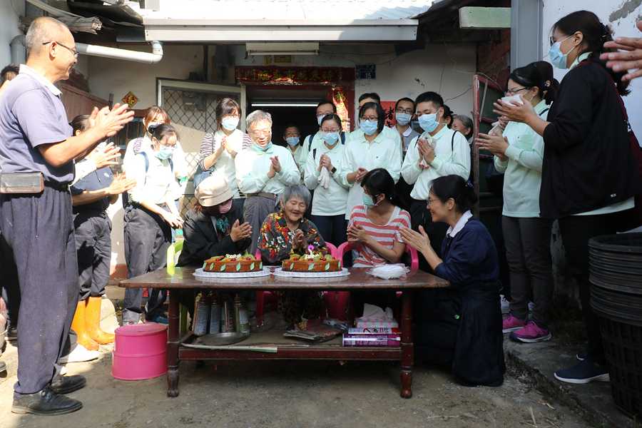 適逢老婦87歲生日，醫護同仁、社區志工與家人一同慶生。
